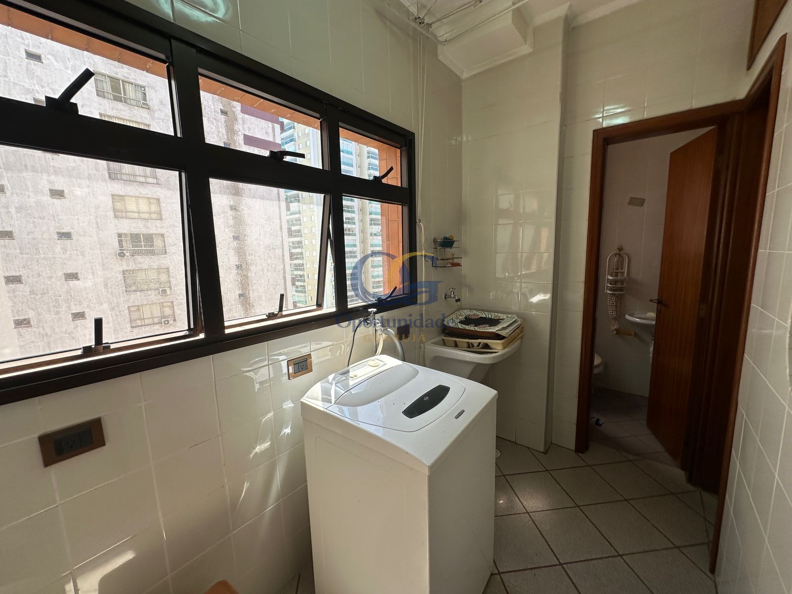 Apartamento na Praia das Pitangueiras, Guarujá - SP