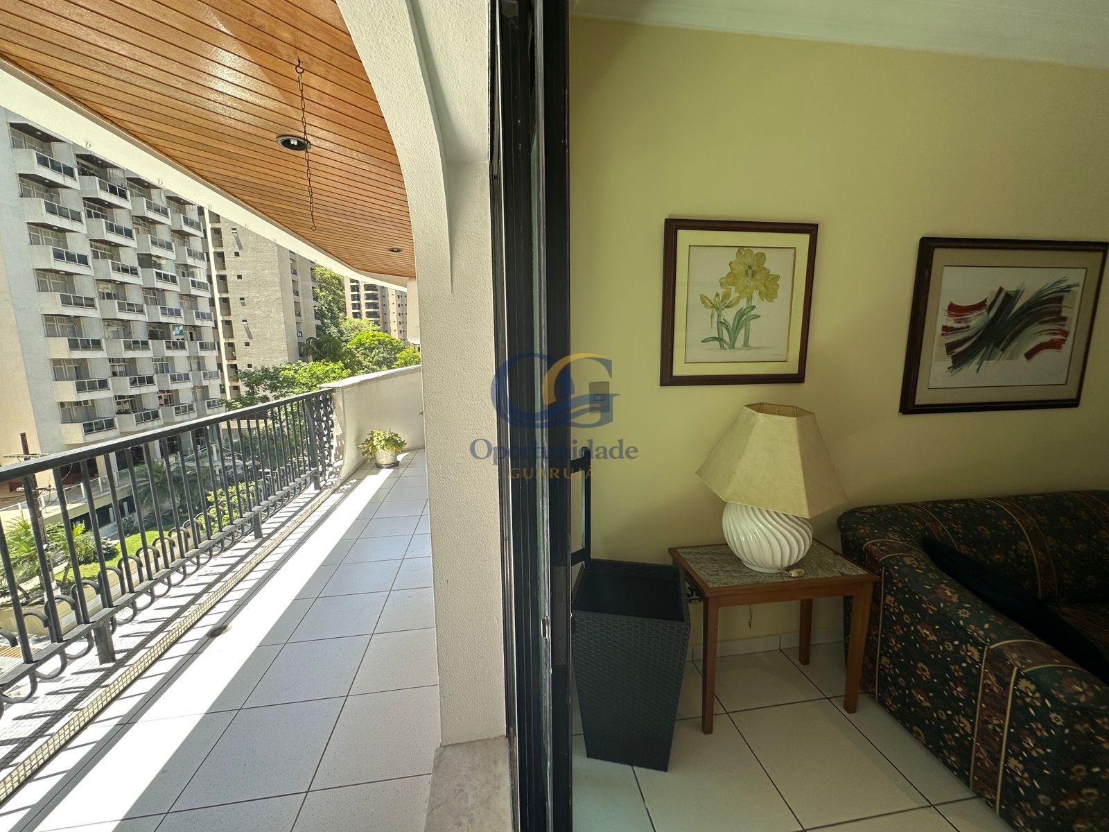 Apartamento na Praia das Pitangueiras, Guarujá - SP
