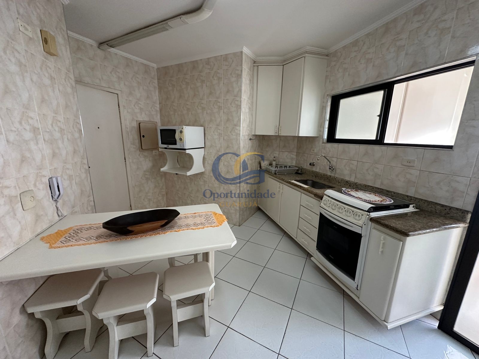 Apartamento na Praia das Pitangueiras, Guarujá - SP