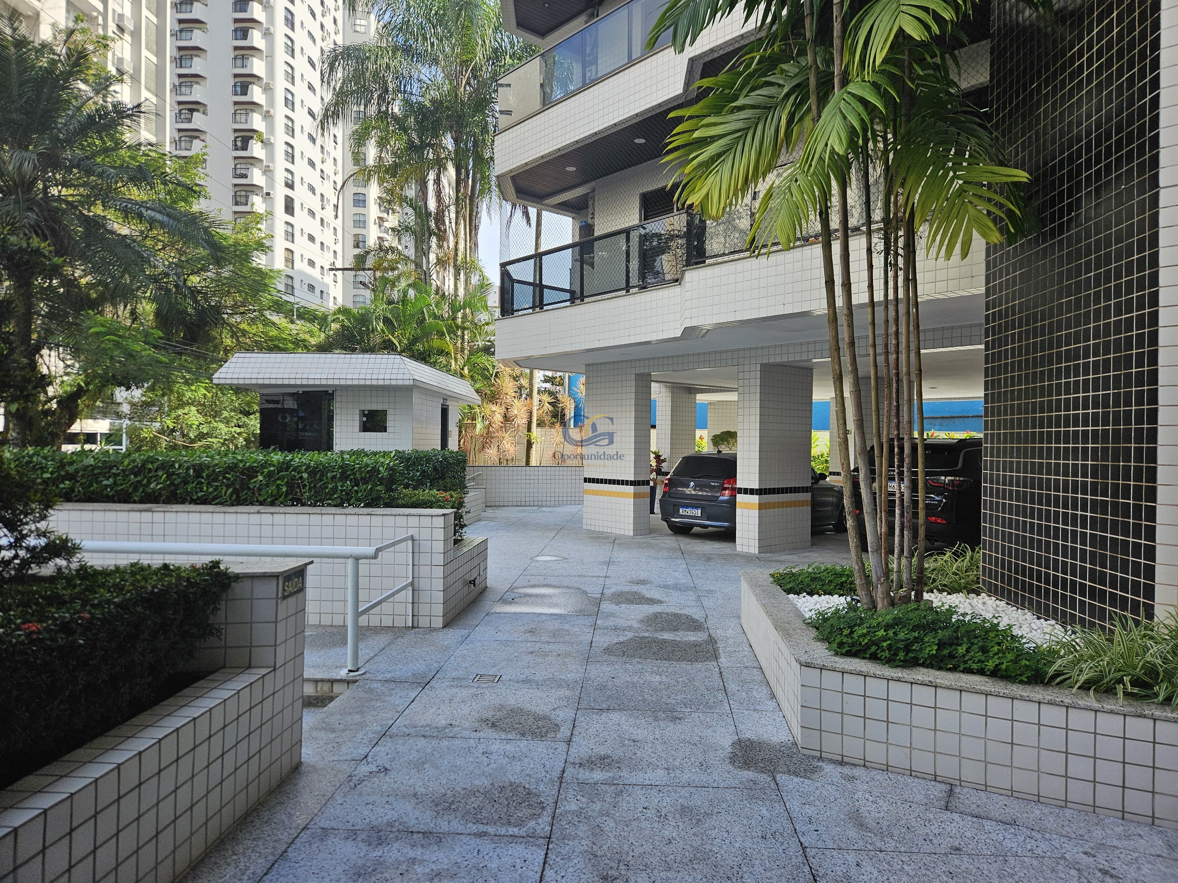 Apartamento na Praia das Pitangueiras, Guarujá - SP