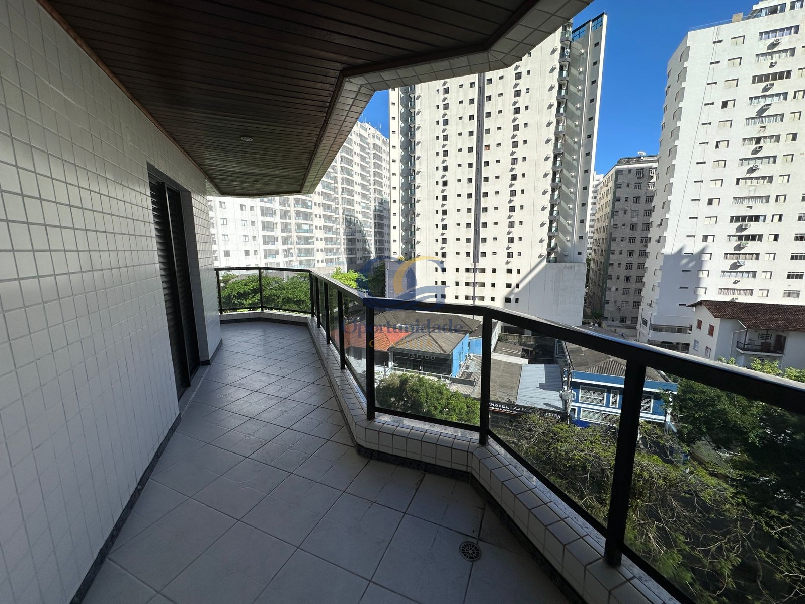 Apartamento na Praia das Pitangueiras, Guarujá - SP