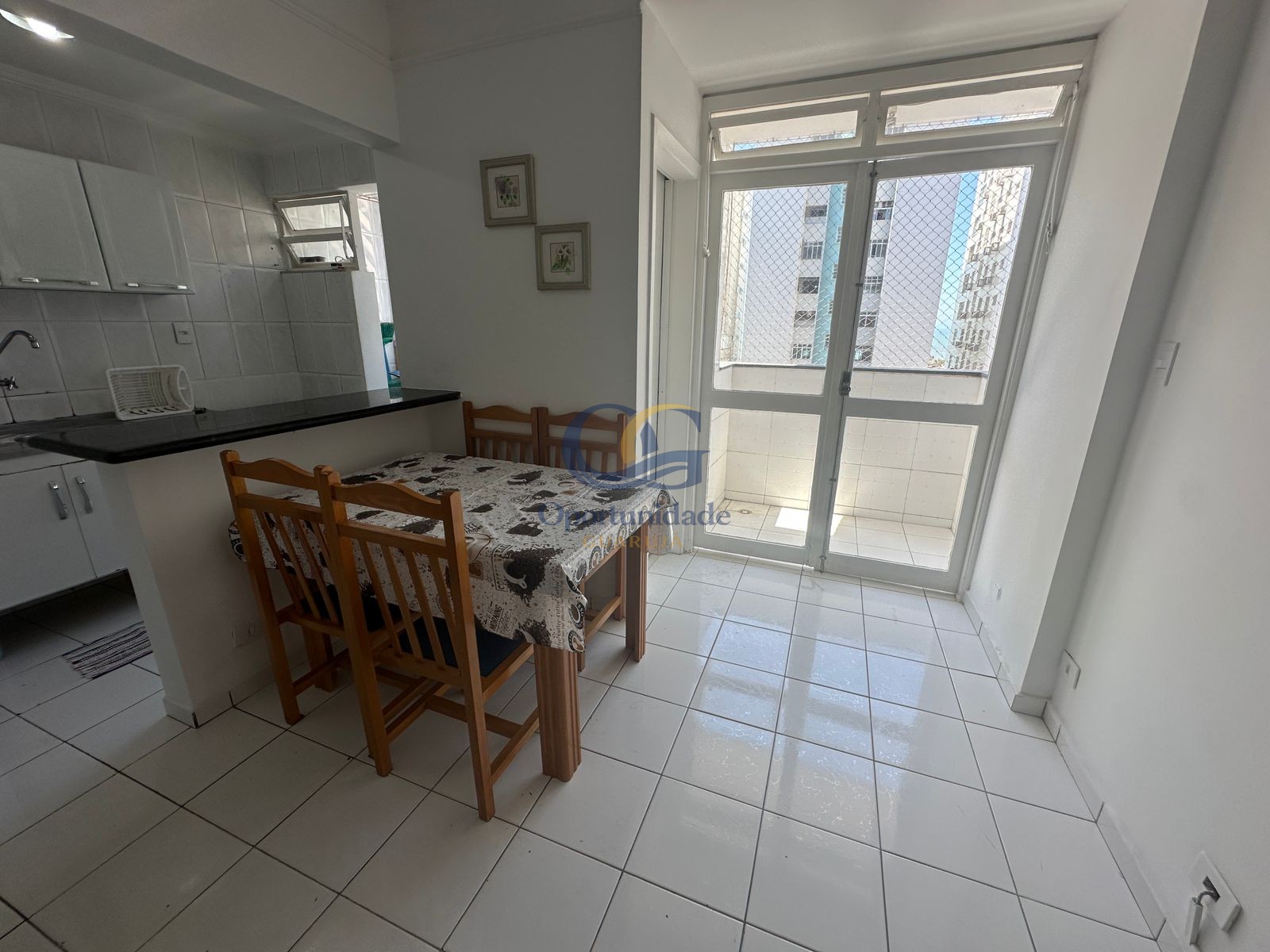 Apartamento na Praia das Pitangueiras, Guarujá - SP