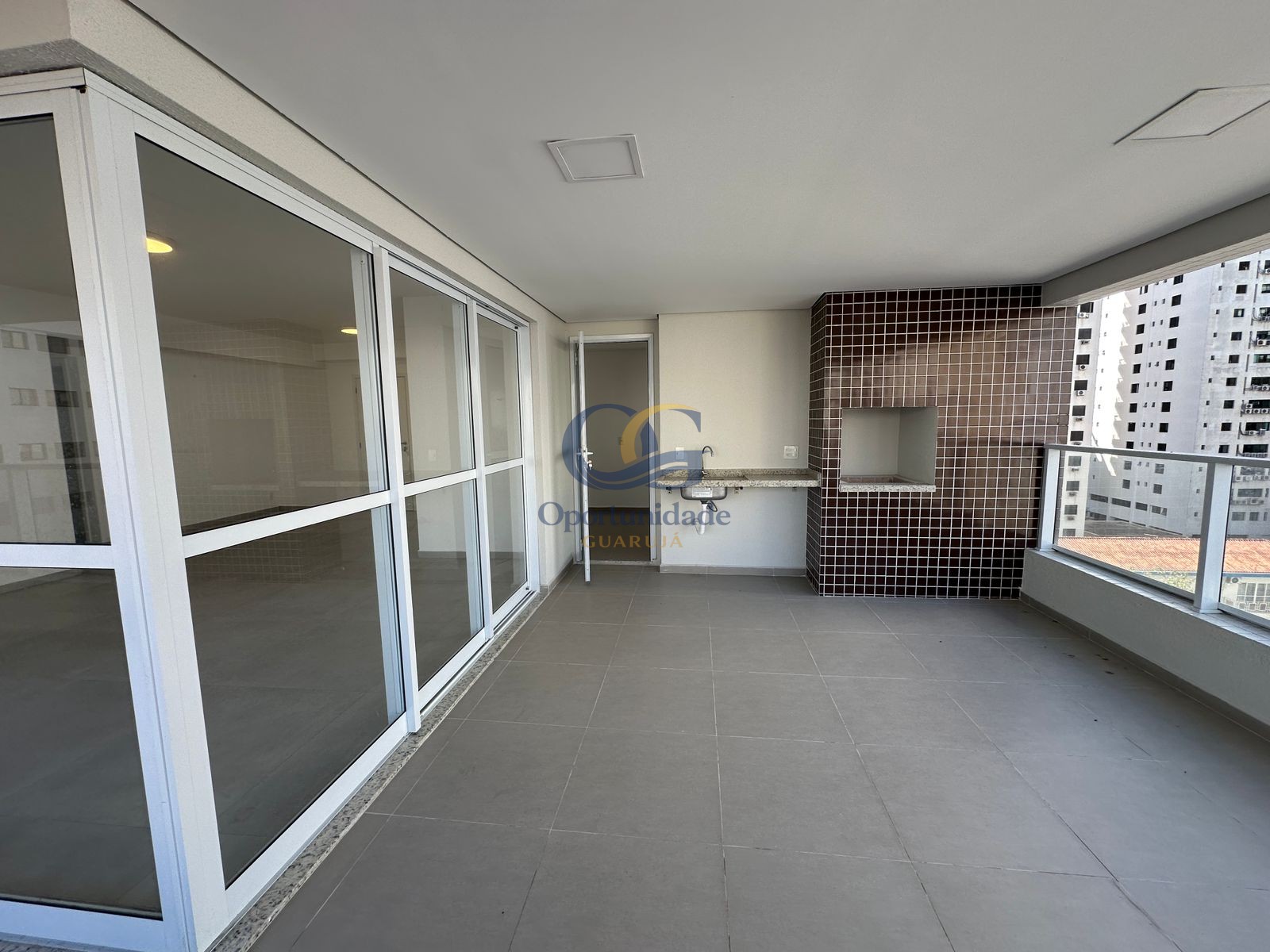 Apartamento na Praia das Pitangueiras, Guarujá - SP