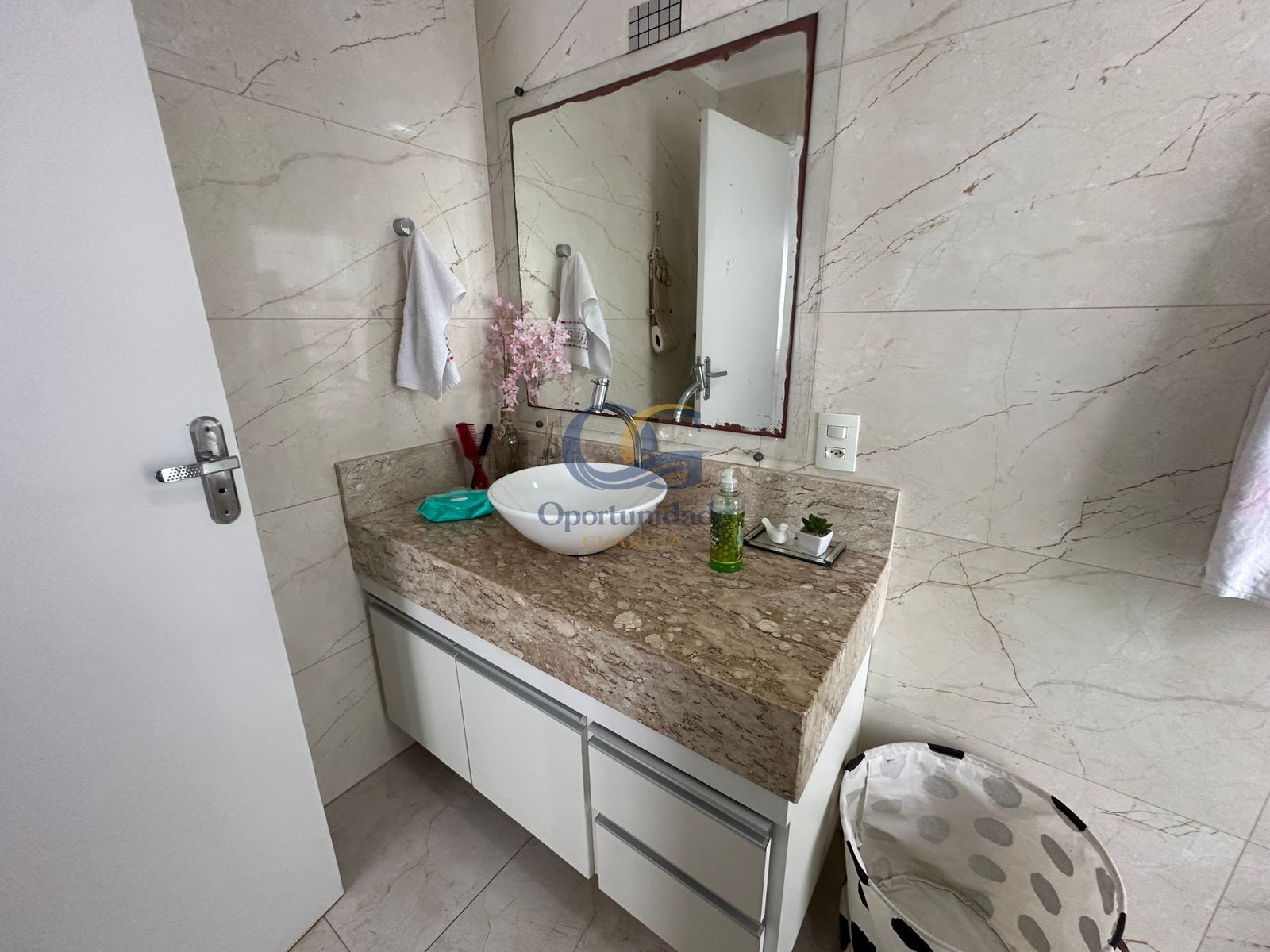 Apartamento na Praia das Pitangueiras, Guarujá - SP
