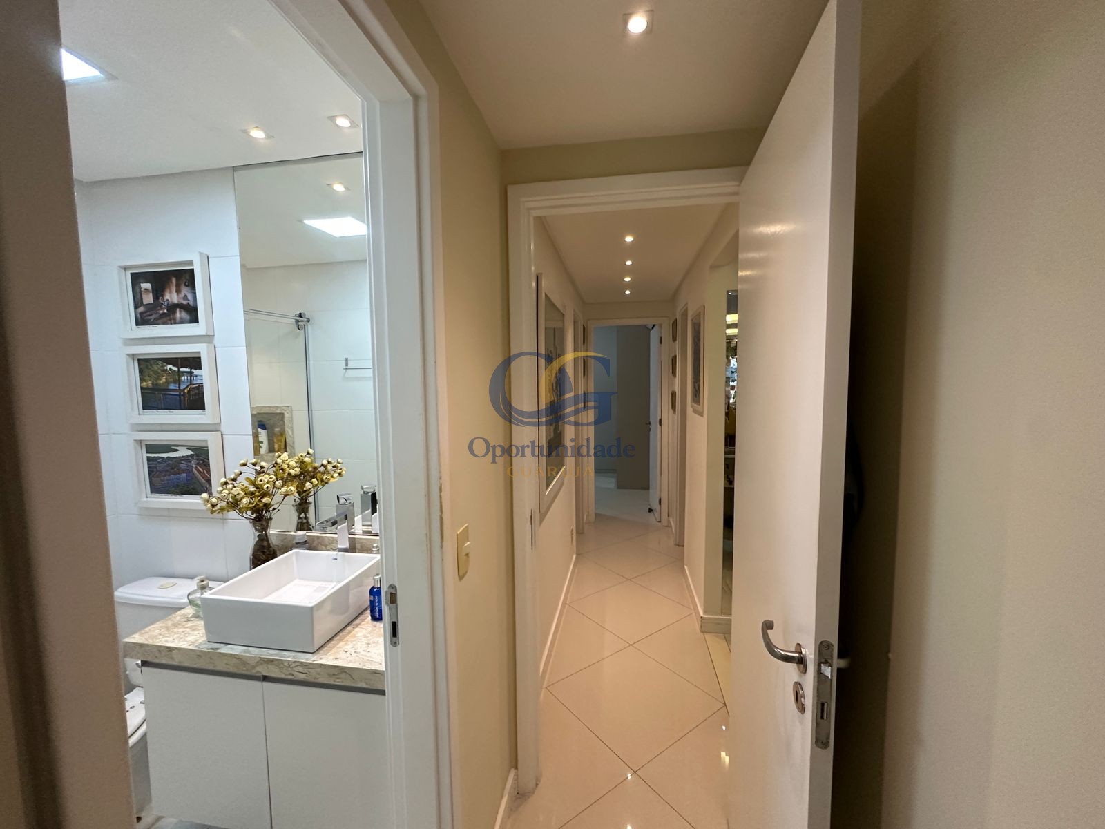 Apartamento na Praia das Pitangueiras, Guarujá - SP