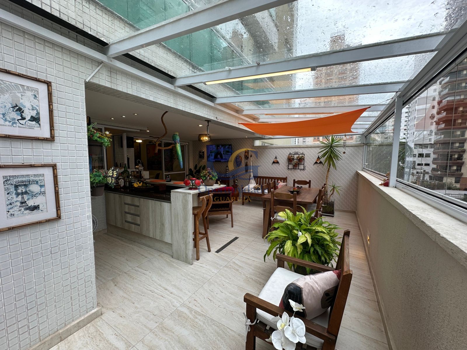 Apartamento na Praia das Pitangueiras, Guarujá - SP