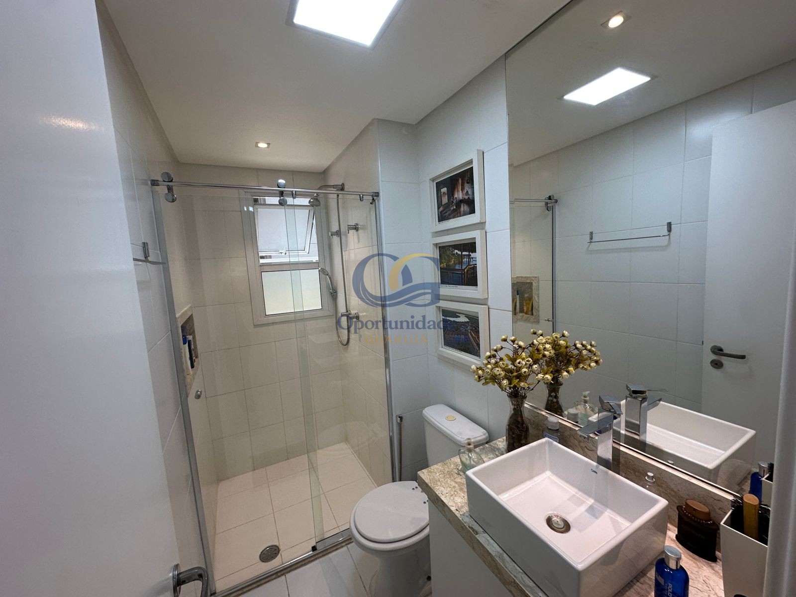 Apartamento na Praia das Pitangueiras, Guarujá - SP
