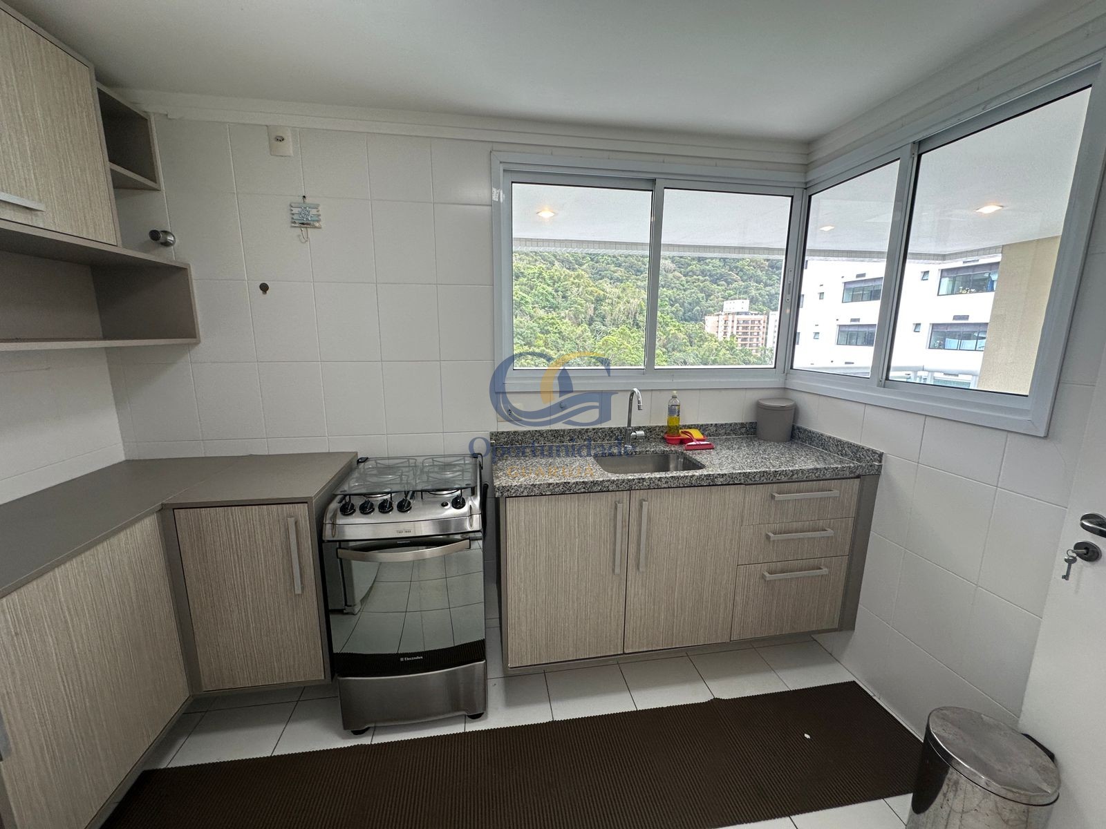 Apartamento na Praia das Pitangueiras, Guarujá - SP