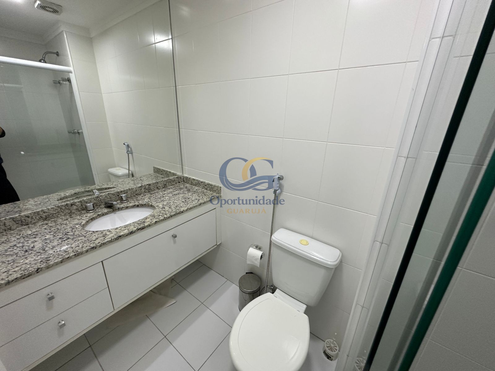 Apartamento na Praia das Pitangueiras, Guarujá - SP