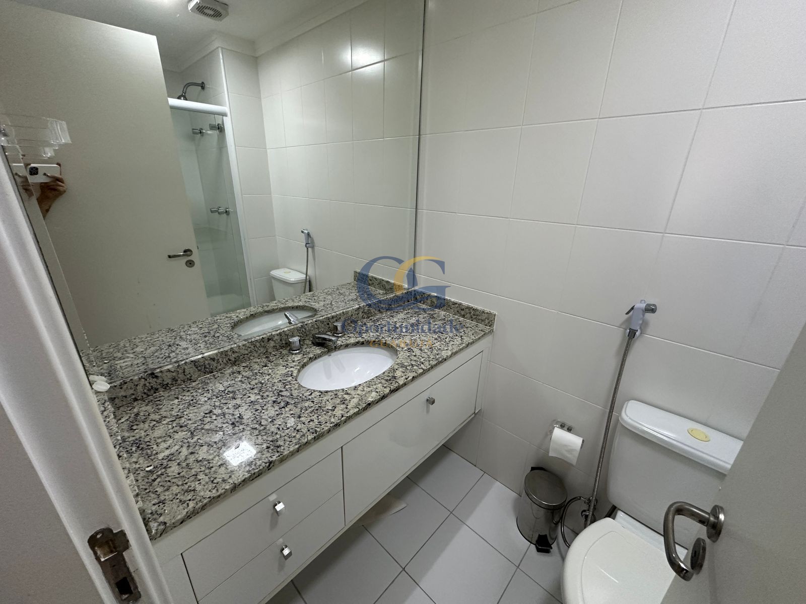 Apartamento na Praia das Pitangueiras, Guarujá - SP