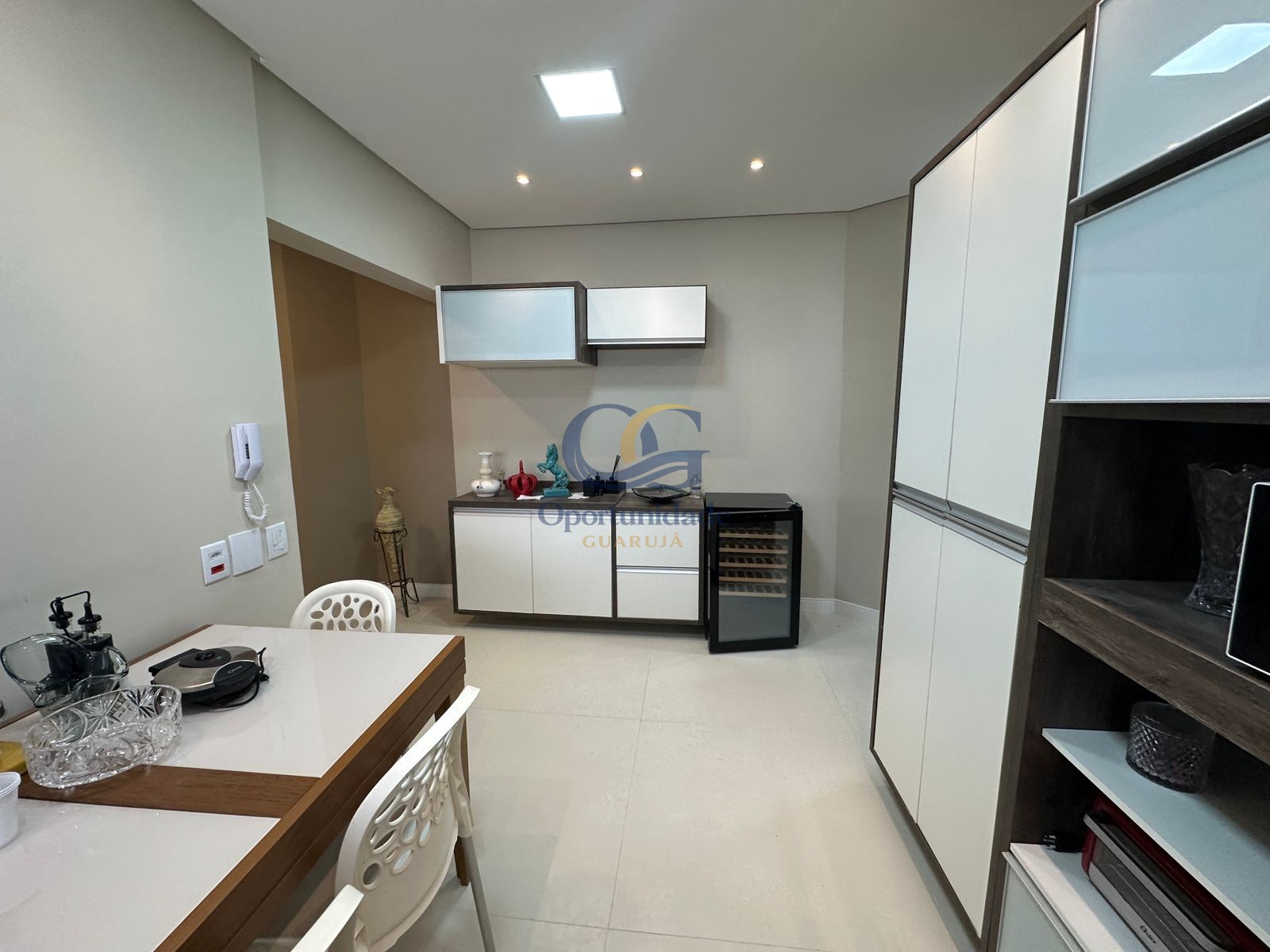Apartamento na Praia das Pitangueiras, Guarujá - SP