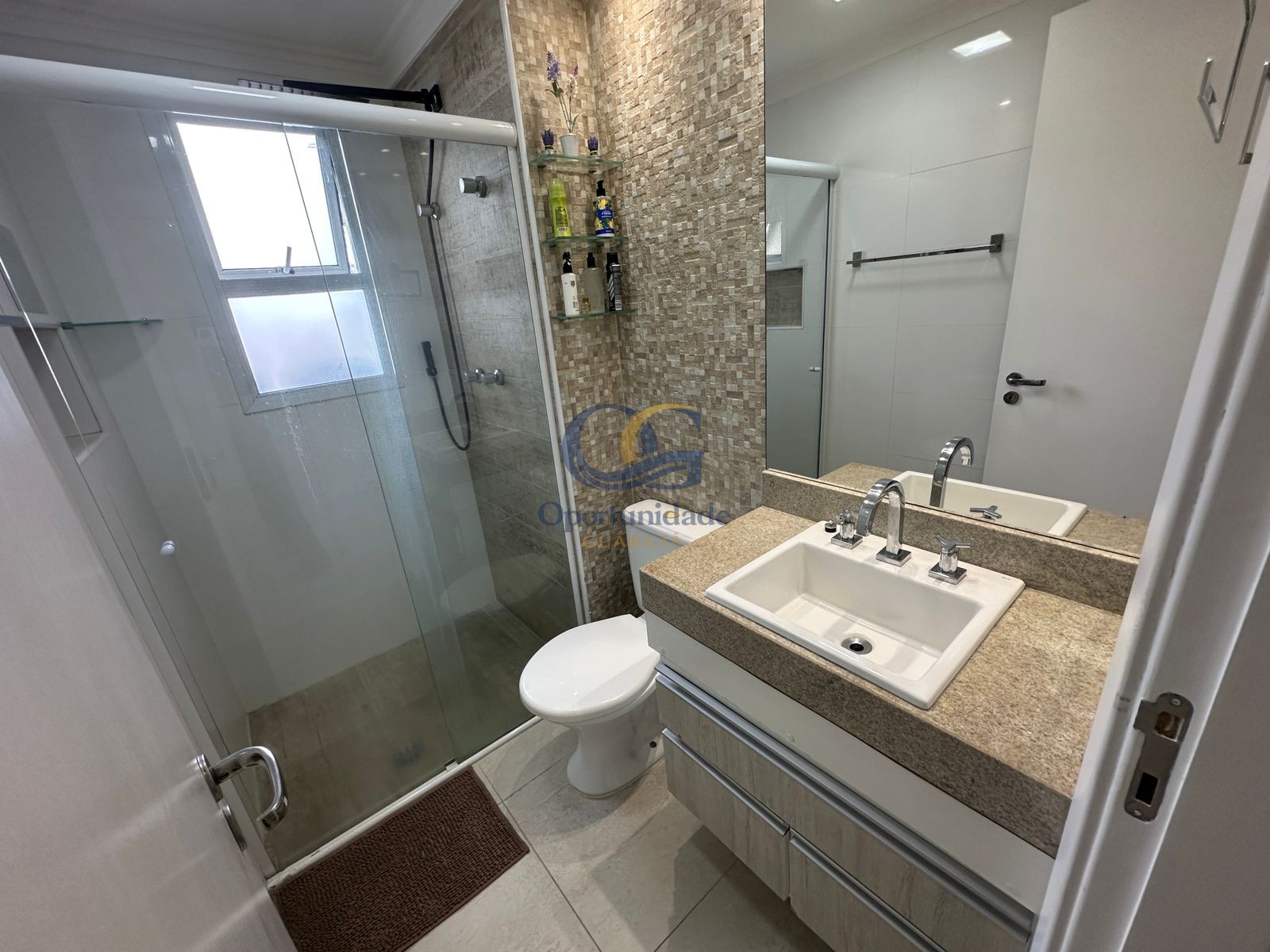 Apartamento na Praia das Pitangueiras, Guarujá - SP