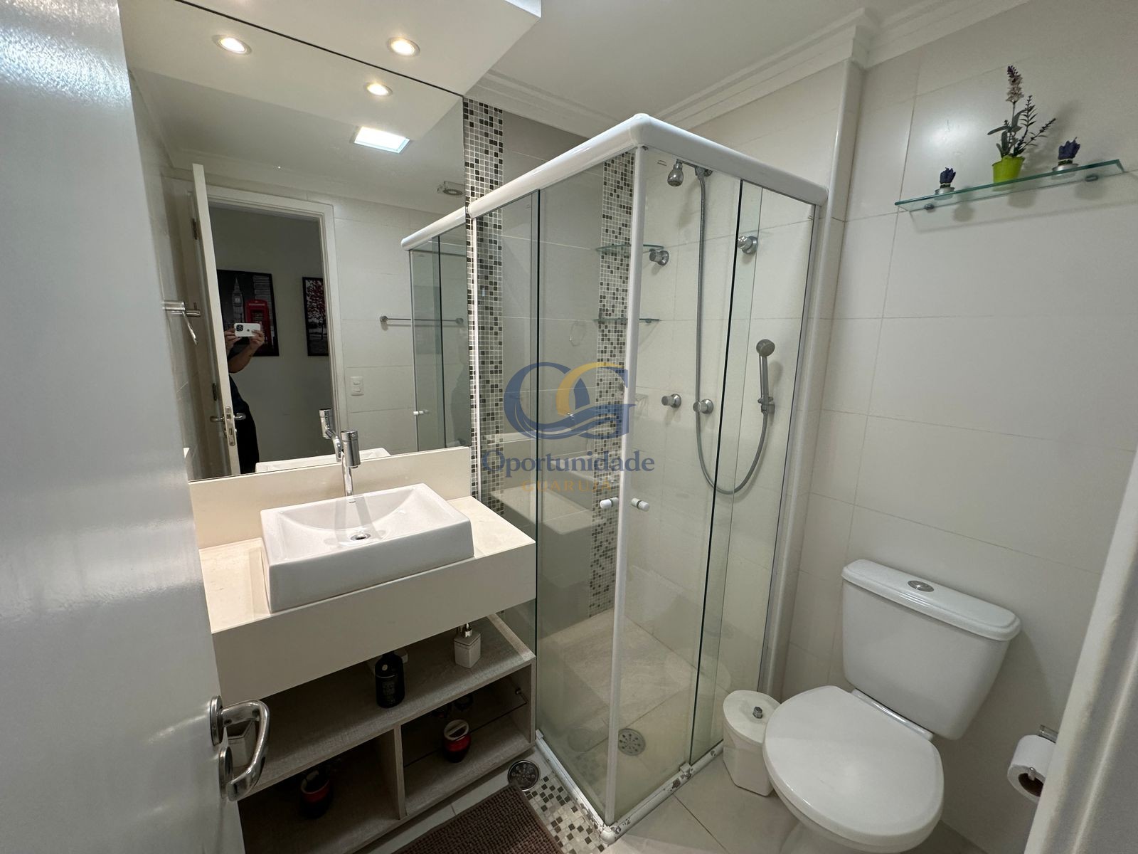 Apartamento na Praia das Pitangueiras, Guarujá - SP