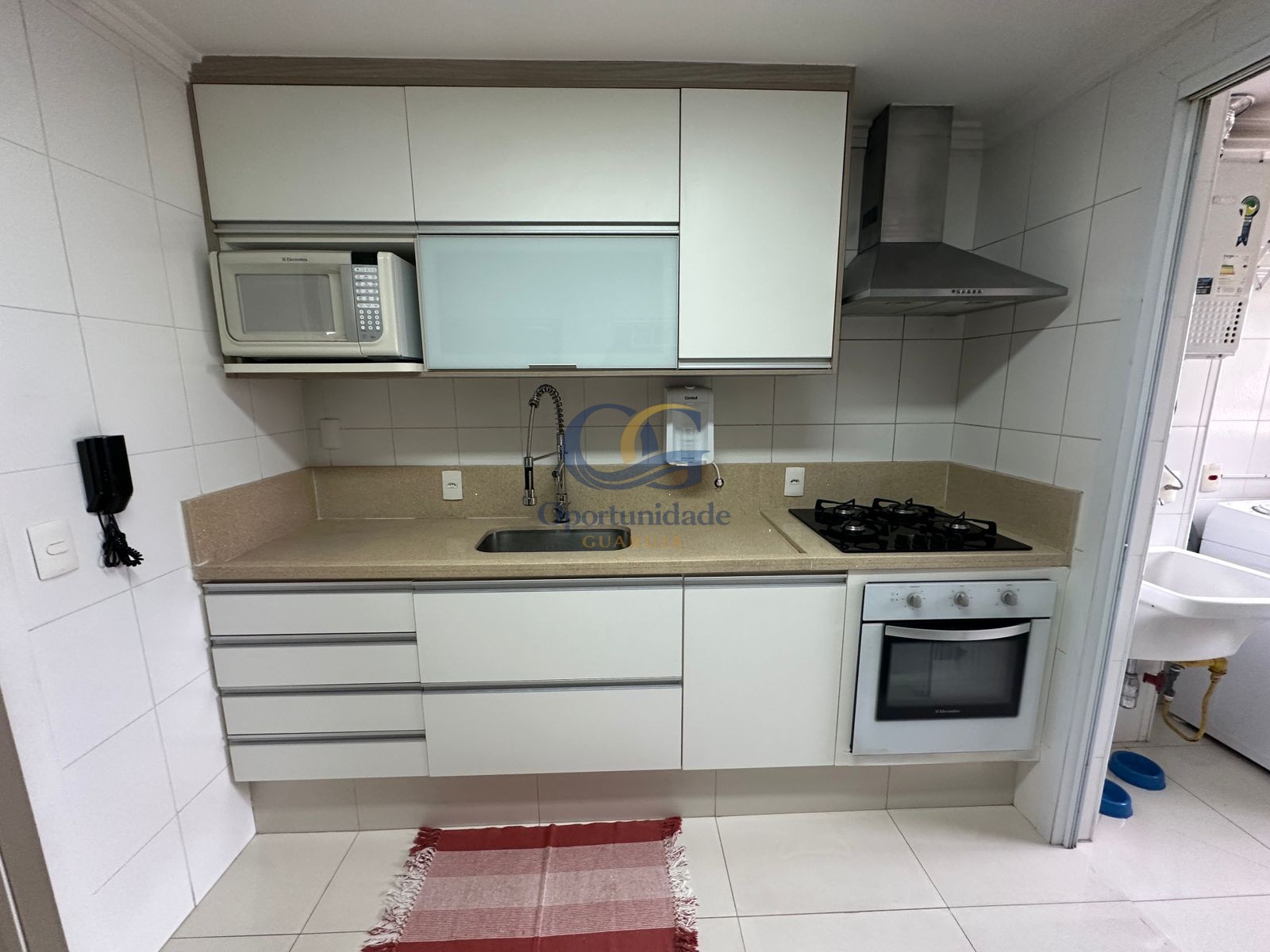 Apartamento na Praia das Pitangueiras, Guarujá - SP