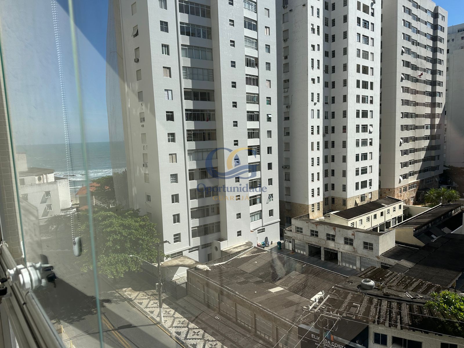 Apartamento na Praia das Pitangueiras, Guarujá - SP