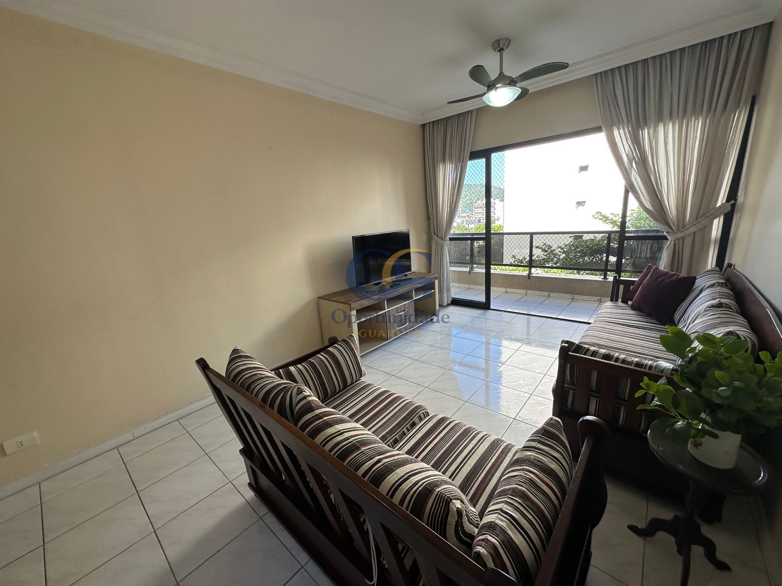Apartamento na Praia das Pitangueiras, Guarujá - SP
