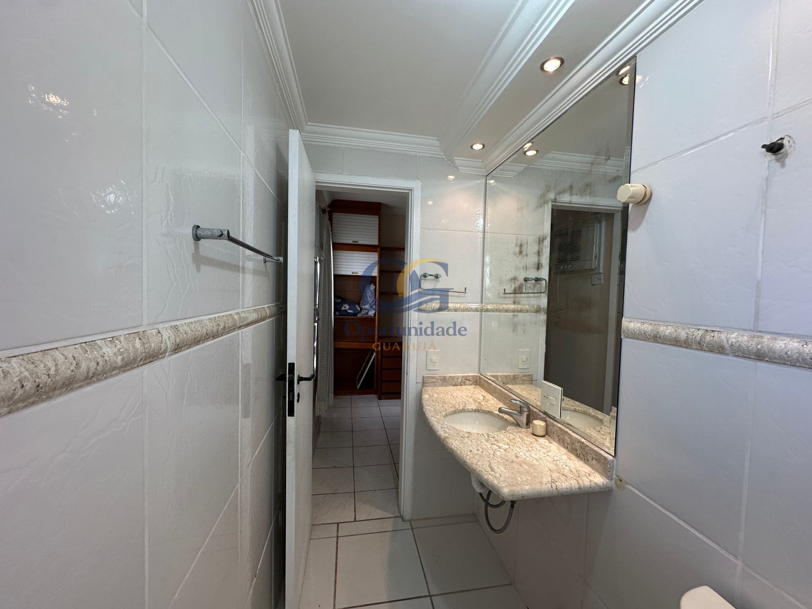 Apartamento na Praia das Pitangueiras, Guarujá - SP