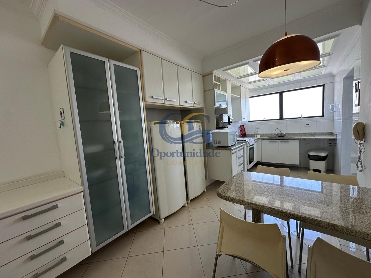 Apartamento na Praia das Pitangueiras, Guarujá - SP