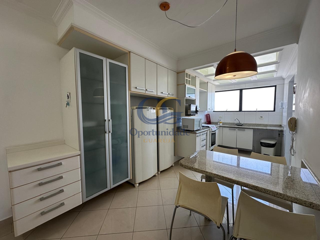 Apartamento na Praia das Pitangueiras, Guarujá - SP