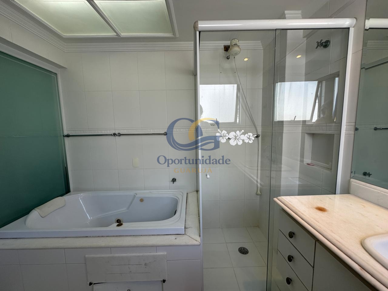 Apartamento na Praia das Pitangueiras, Guarujá - SP