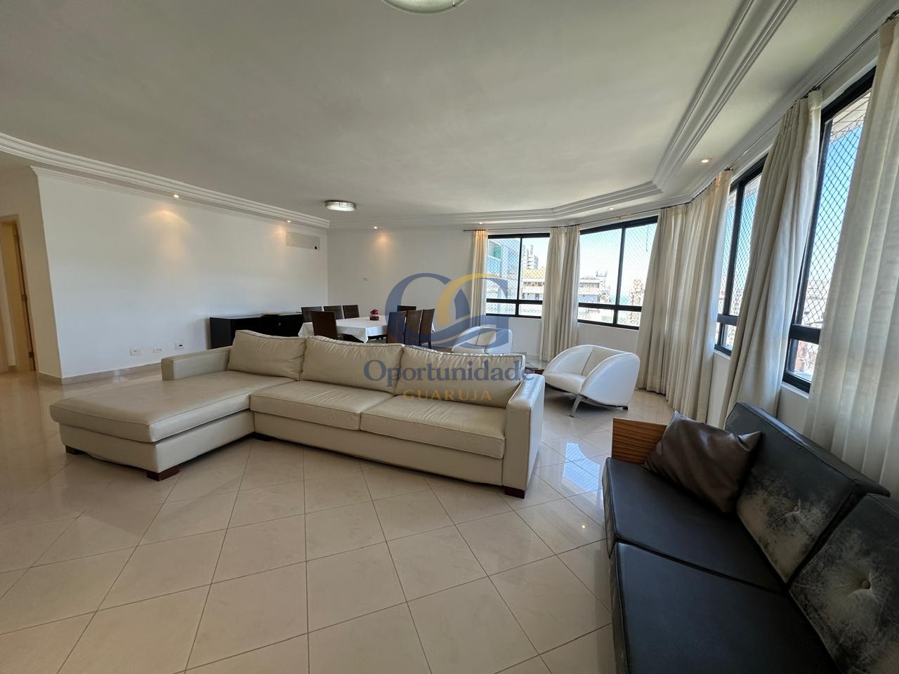 Apartamento na Praia das Pitangueiras, Guarujá - SP