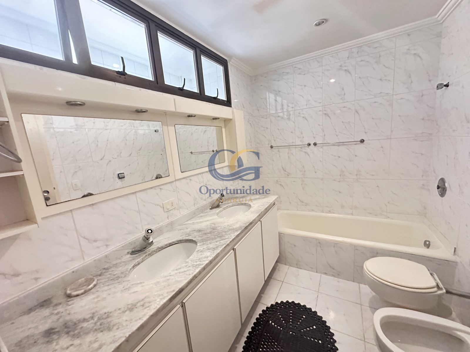 Apartamento Frente ao Mar nas Pitangueiras, Guarujá - SP