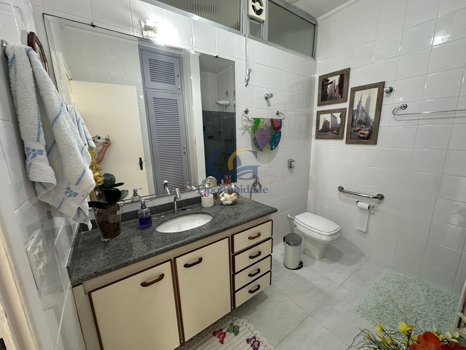 Apartamento na Praia das Pitangueiras, Guarujá - SP