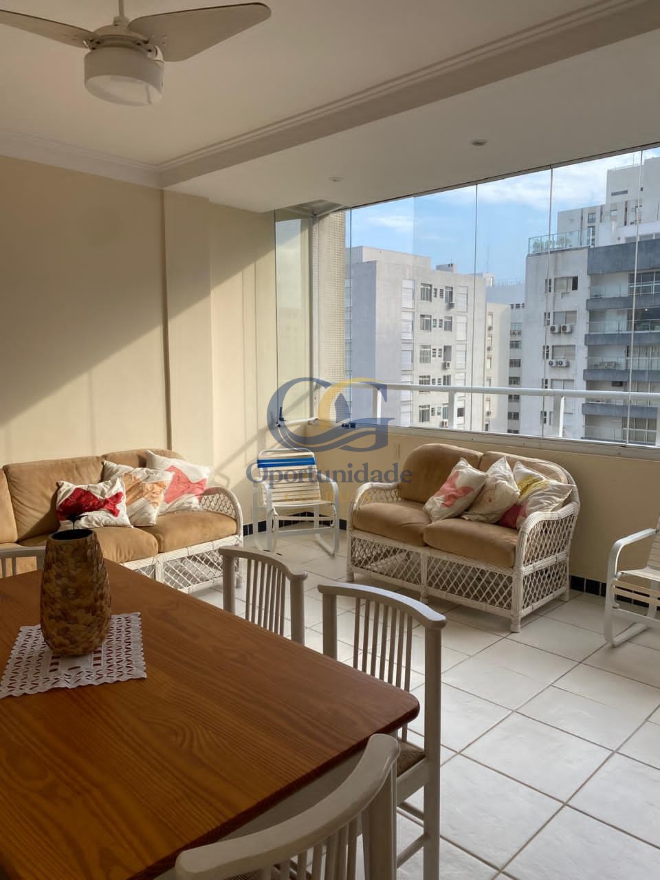 Apartamento na Praia das Pitangueiras, Guarujá - SP