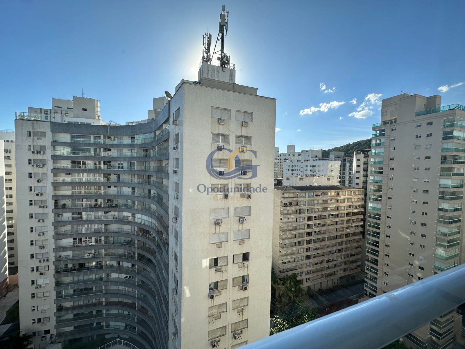 Apartamento na Praia das Pitangueiras, Guarujá - SP