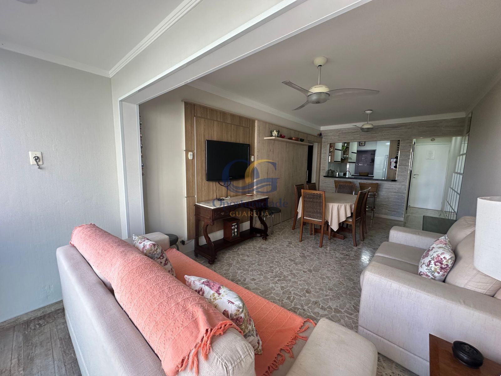 Apartamento na Praia das Pitangueiras, Guarujá - SP