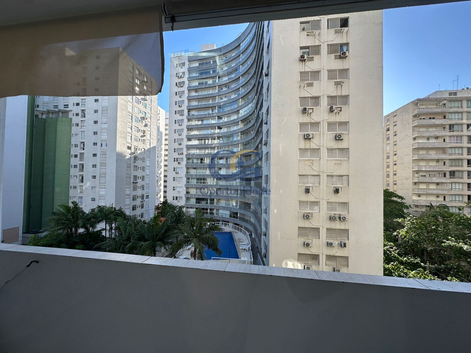 Apartamento na Praia das Pitangueiras, Guarujá - SP
