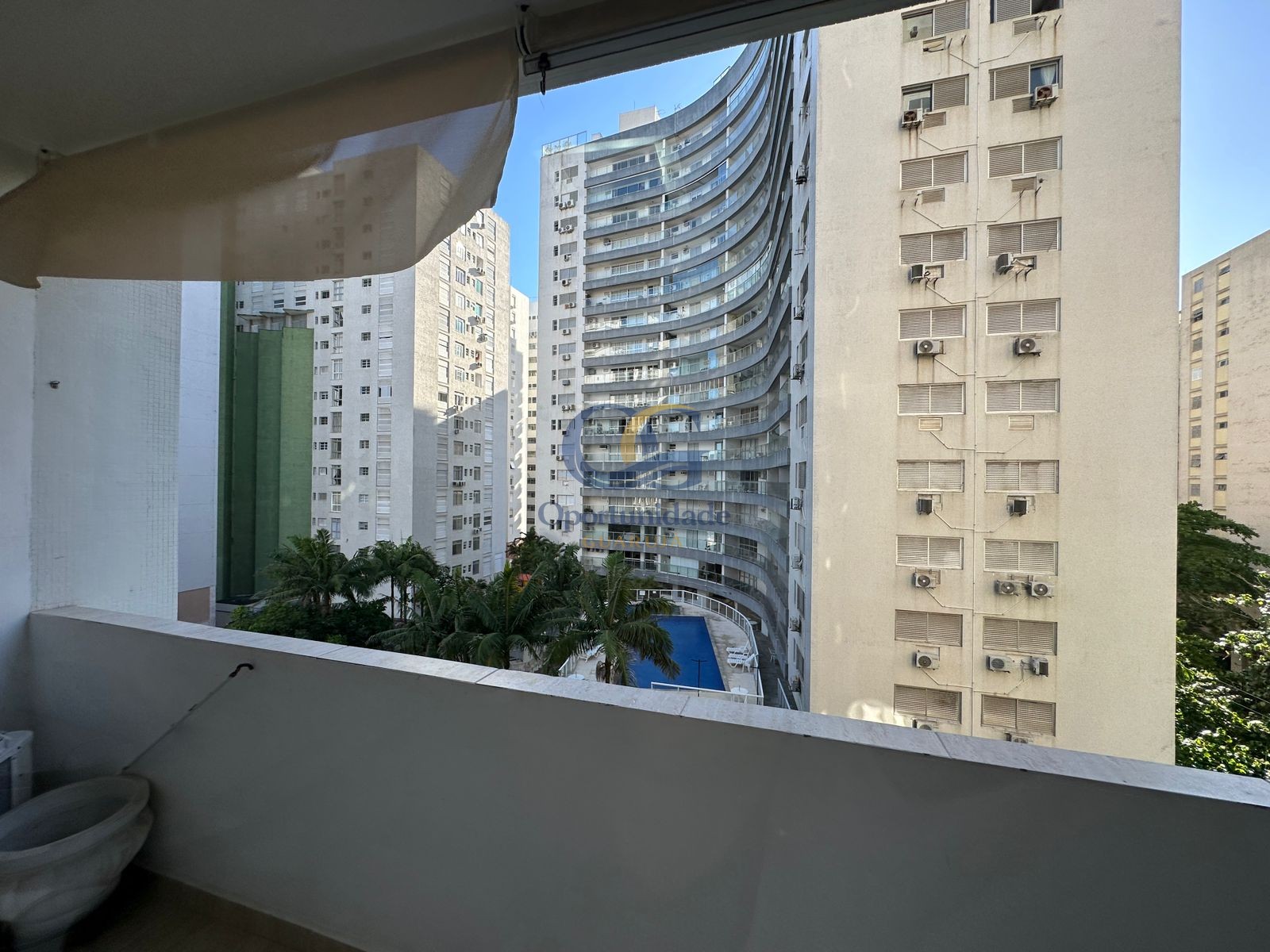 Apartamento na Praia das Pitangueiras, Guarujá - SP
