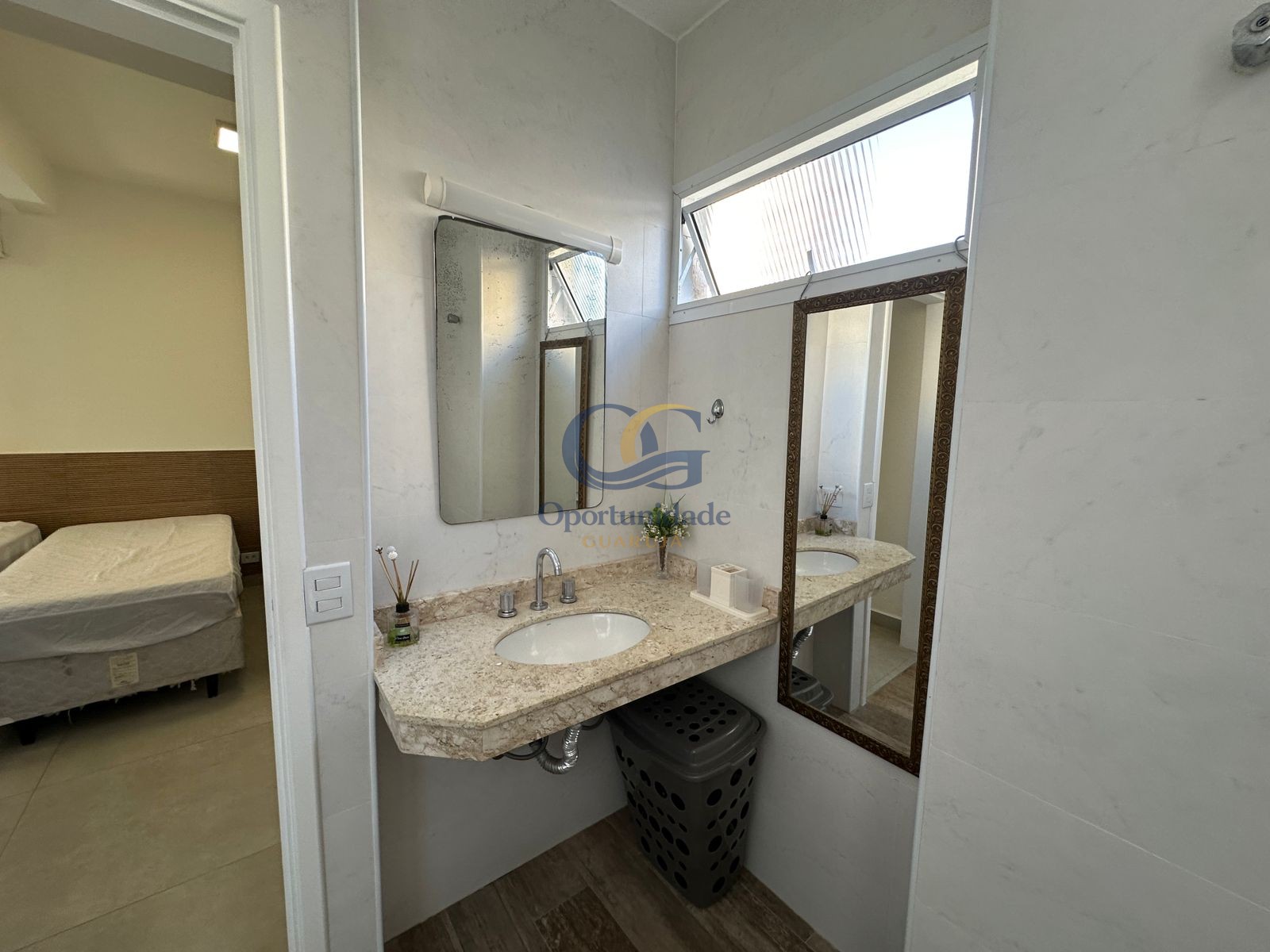 Apartamento na Praia das Pitangueiras, Guarujá - SP