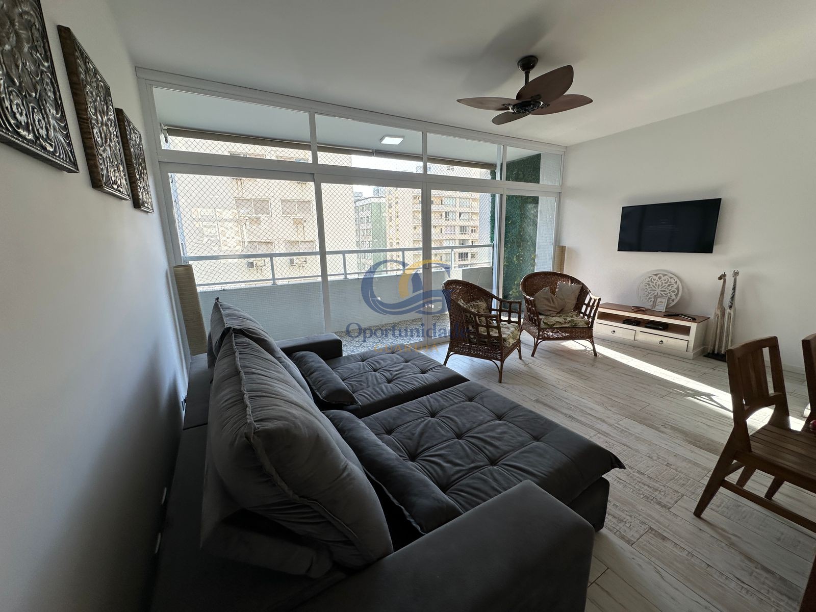 Apartamento na Praia das Pitangueiras, Guarujá - SP