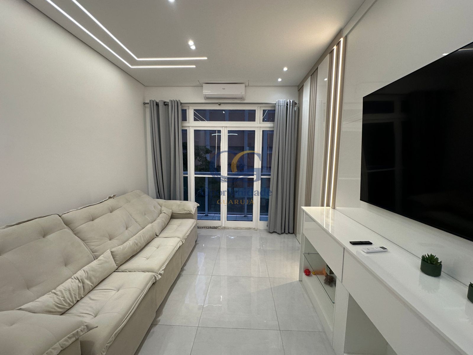 Apartamento na Praia das Pitangueiras, Guarujá - SP