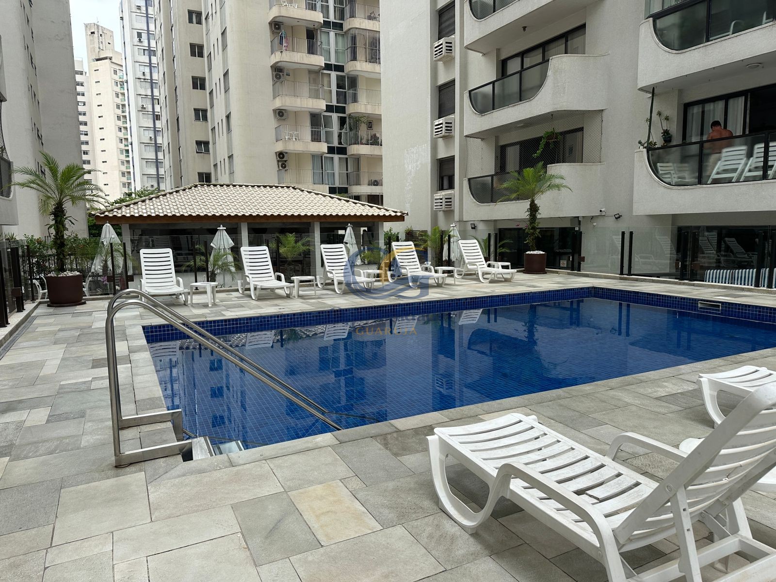 Apartamento na Praia das Pitangueiras, Guarujá - SP