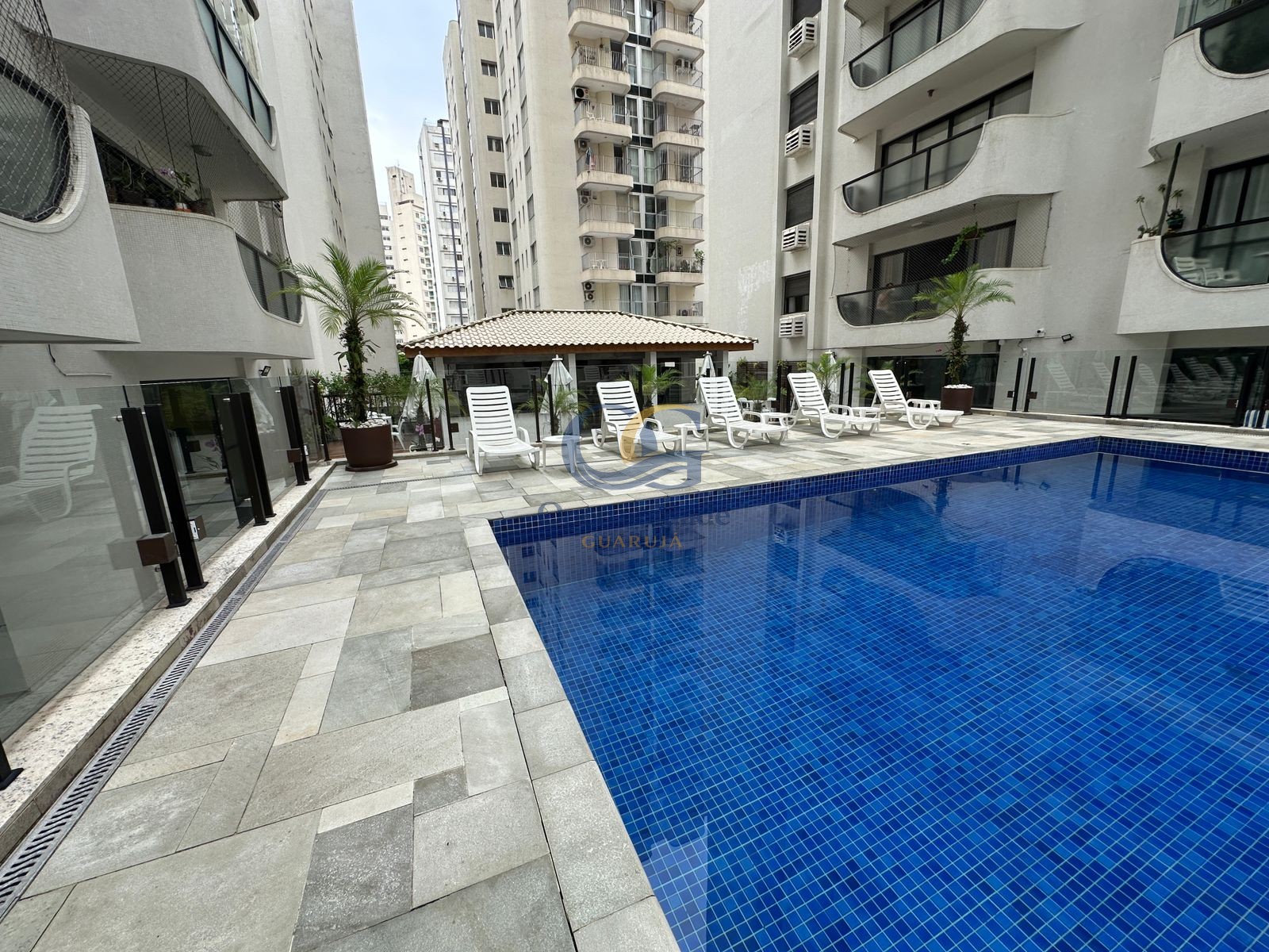 Apartamento na Praia das Pitangueiras, Guarujá - SP