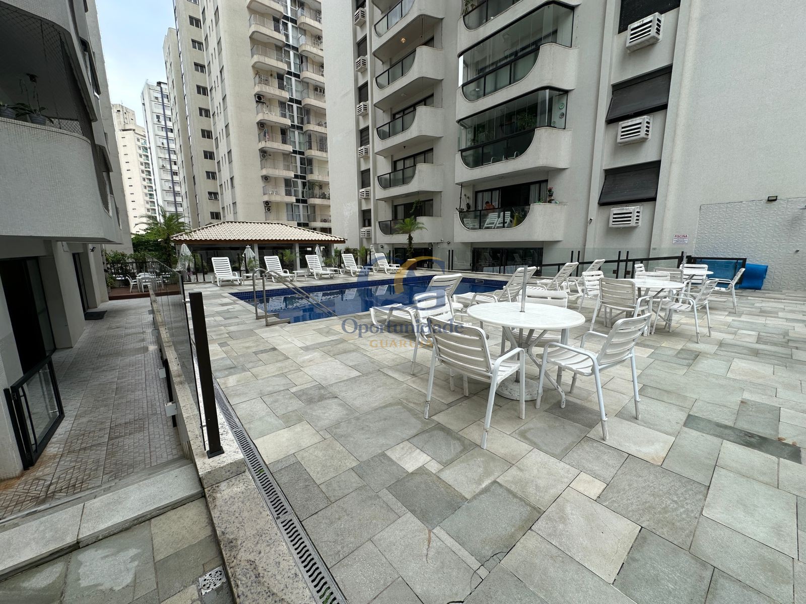 Apartamento na Praia das Pitangueiras, Guarujá - SP