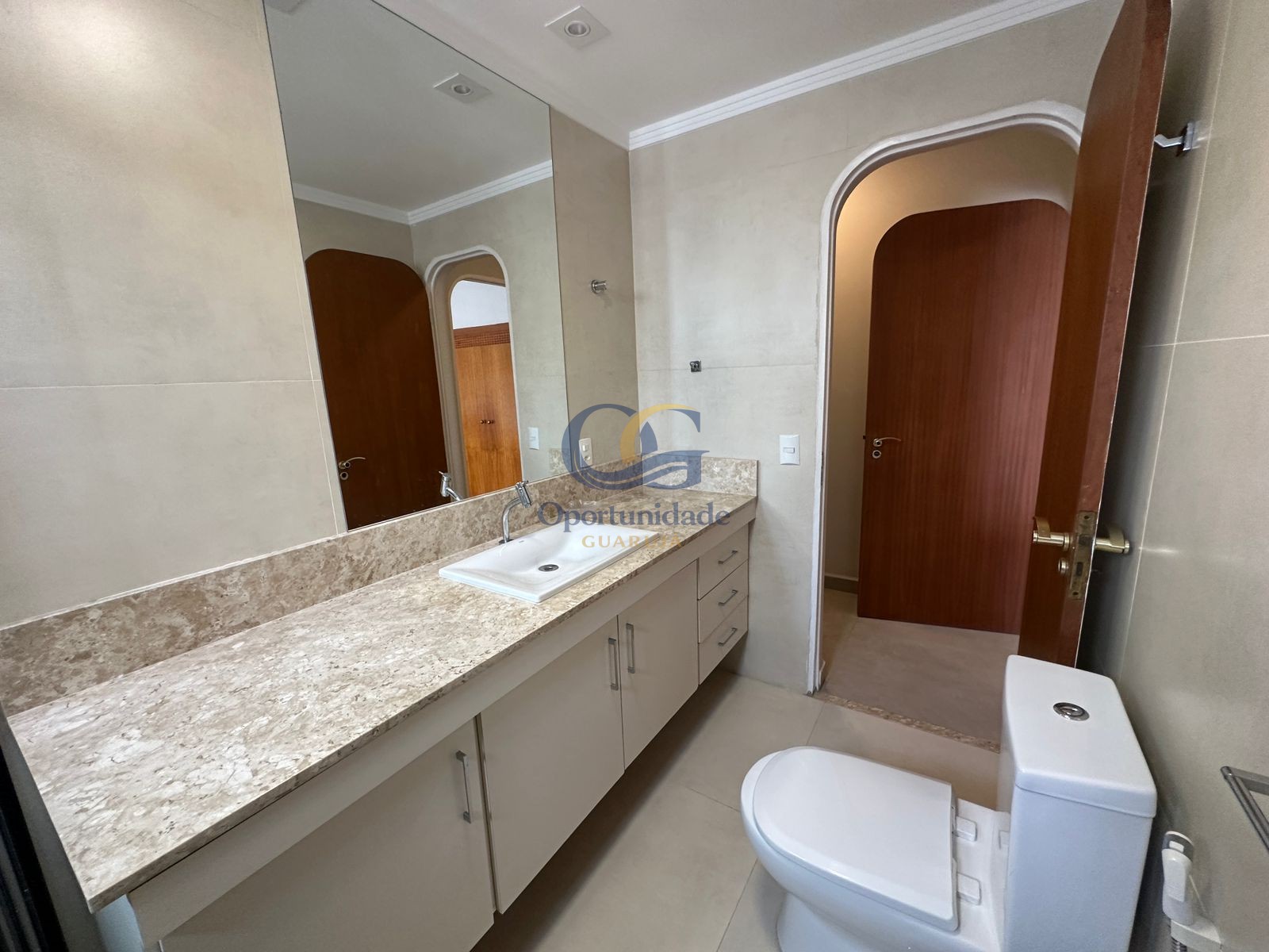 Apartamento na Praia das Pitangueiras, Guarujá - SP