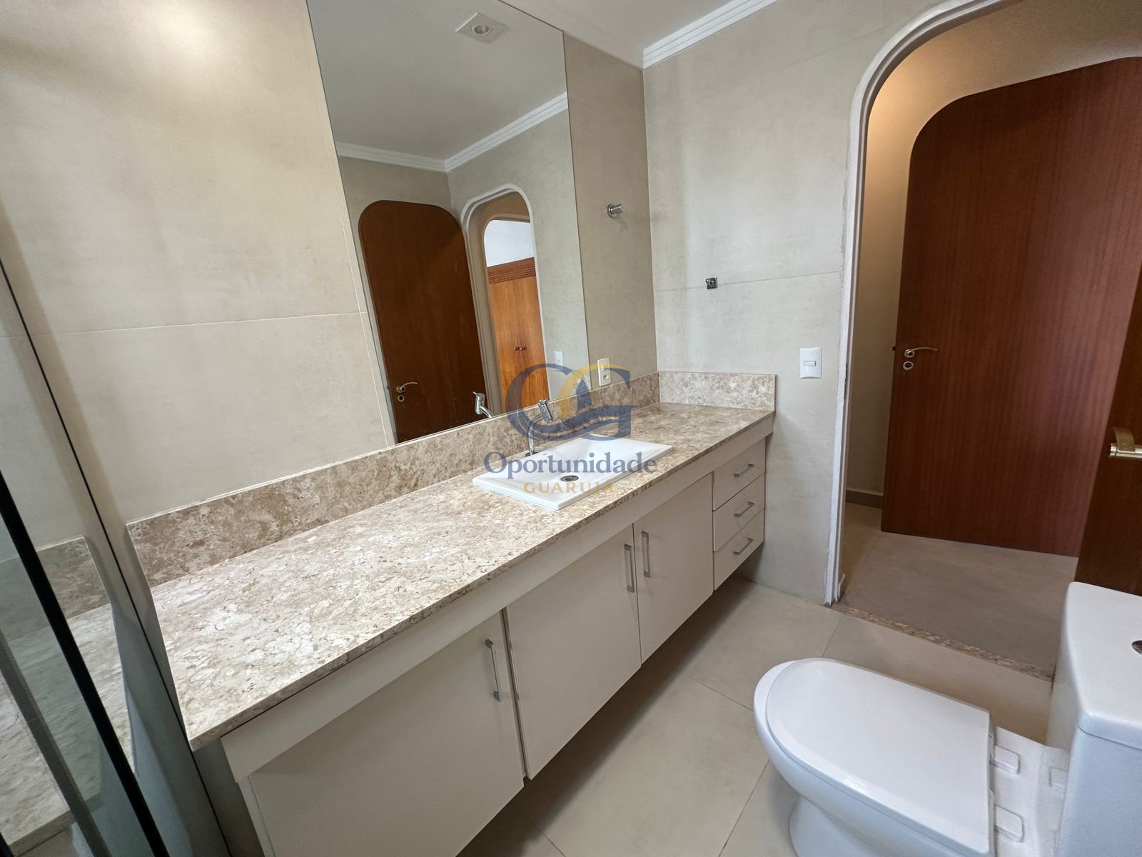 Apartamento na Praia das Pitangueiras, Guarujá - SP