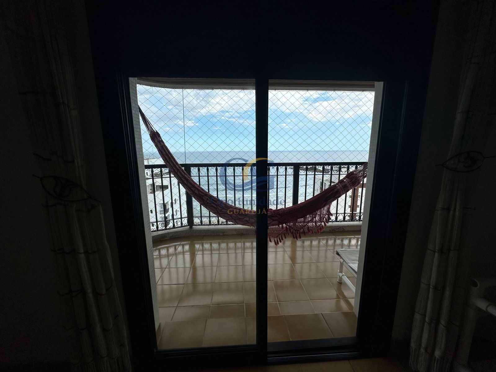 Apartamento na Praia das Pitangueiras, Guarujá - SP