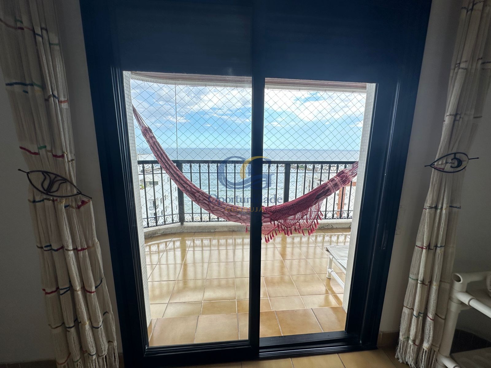Apartamento na Praia das Pitangueiras, Guarujá - SP