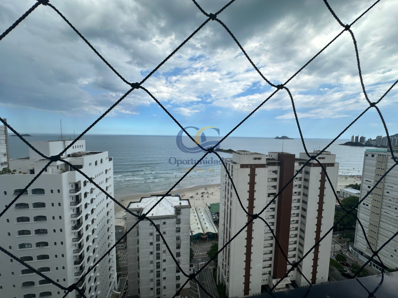Apartamento na Praia das Pitangueiras, Guarujá - SP