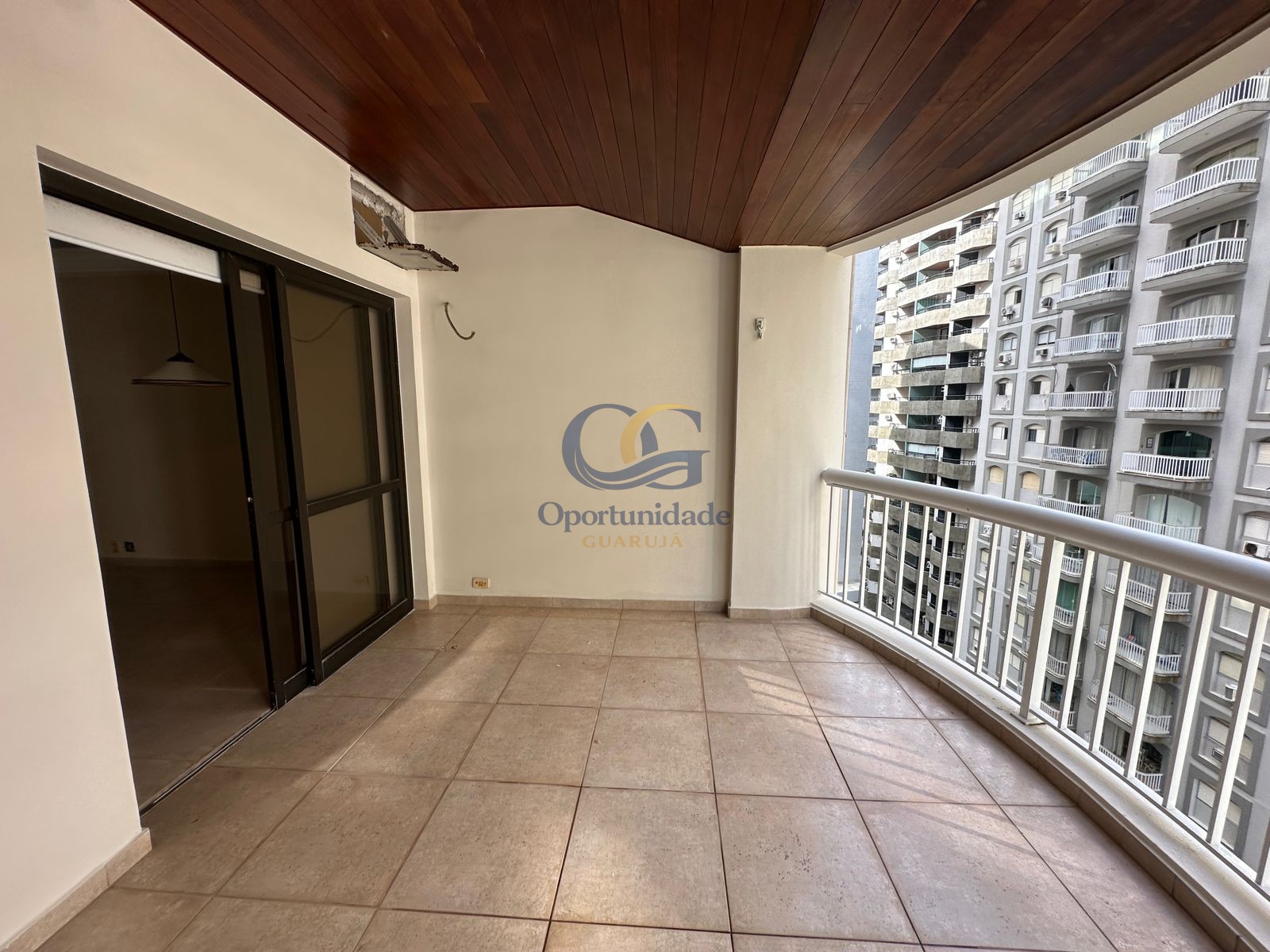 Apartamento na Praia das Pitangueiras, Guarujá - SP