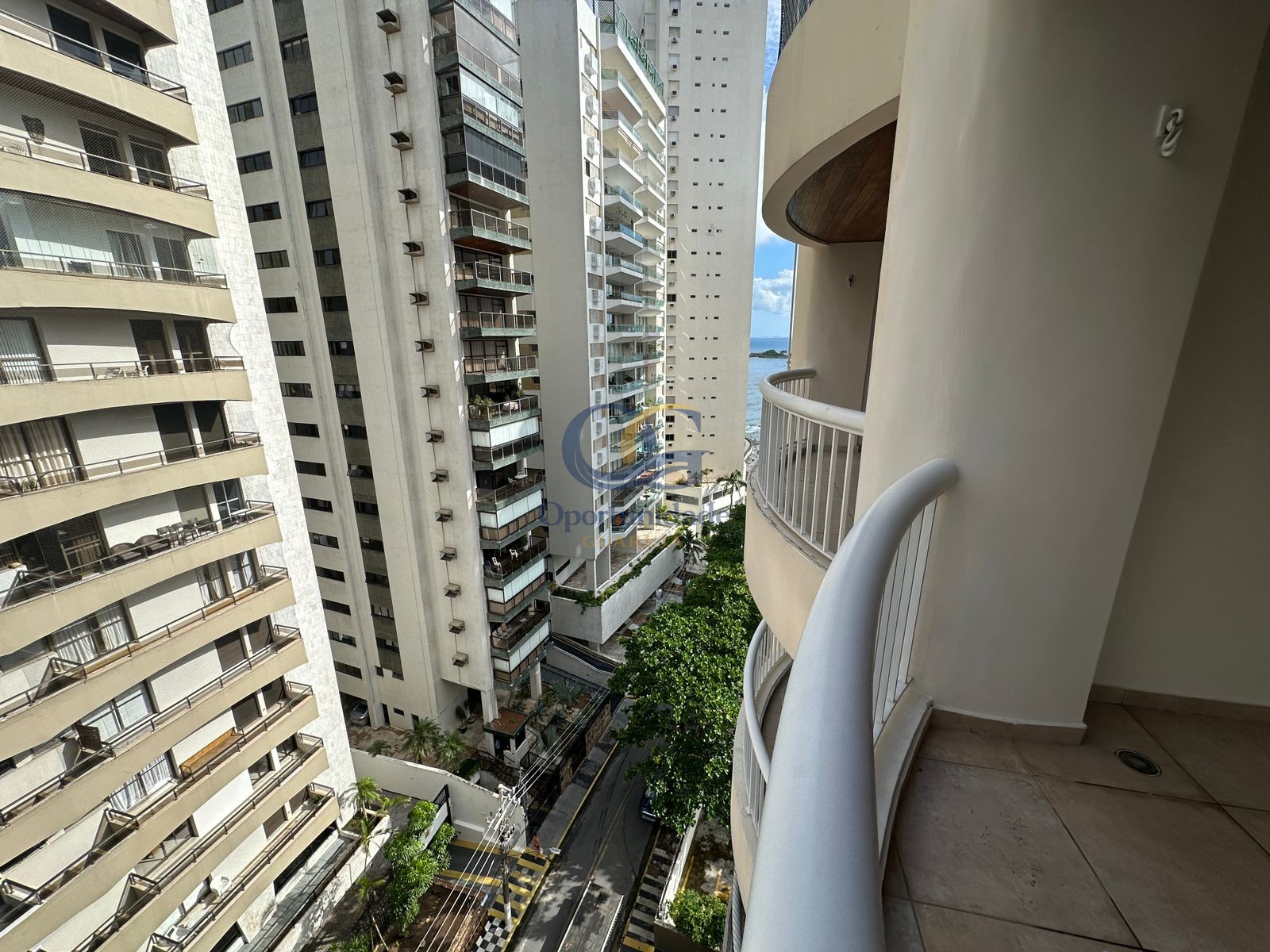 Apartamento na Praia das Pitangueiras, Guarujá - SP