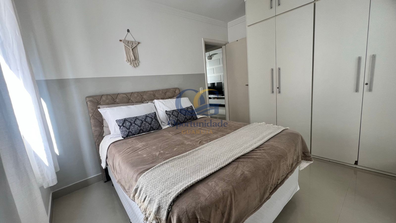 Apartamento na Praia das Pitangueiras, Guarujá - SP