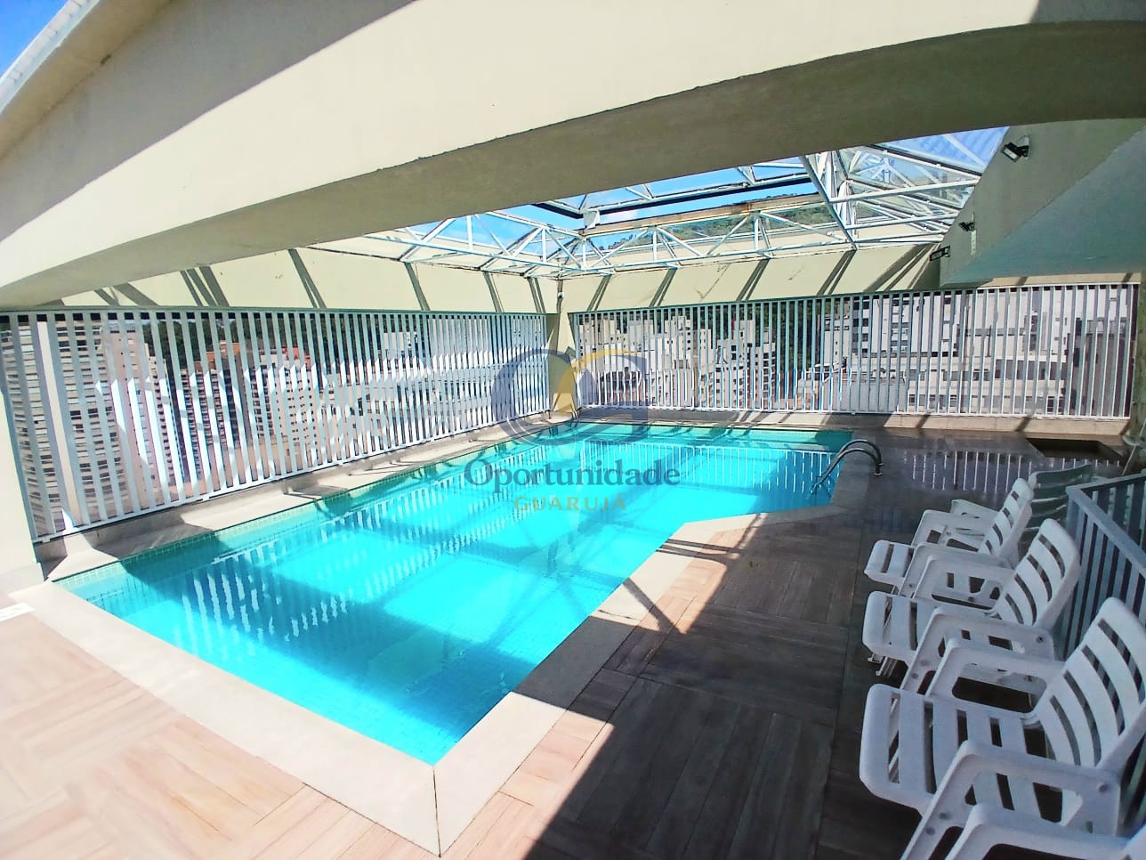 Apartamento na Praia das Pitangueiras, Guarujá - SP