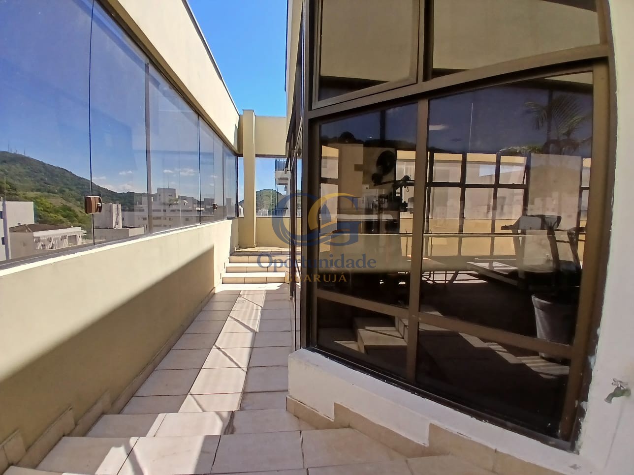 Apartamento na Praia das Pitangueiras, Guarujá - SP