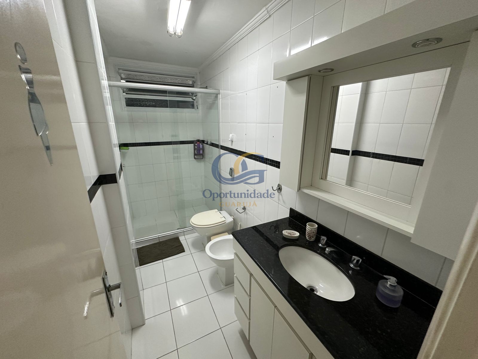 Apartamento na Praia das Pitangueiras, Guarujá - SP