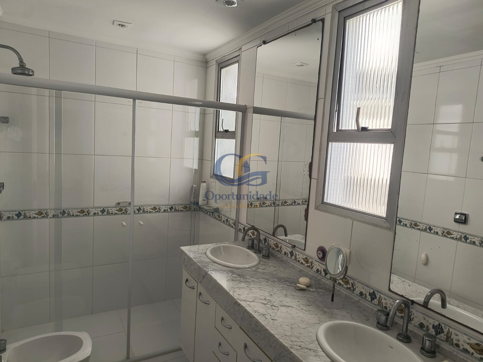 Apartamento na Praia das Pitangueiras, Guarujá - SP